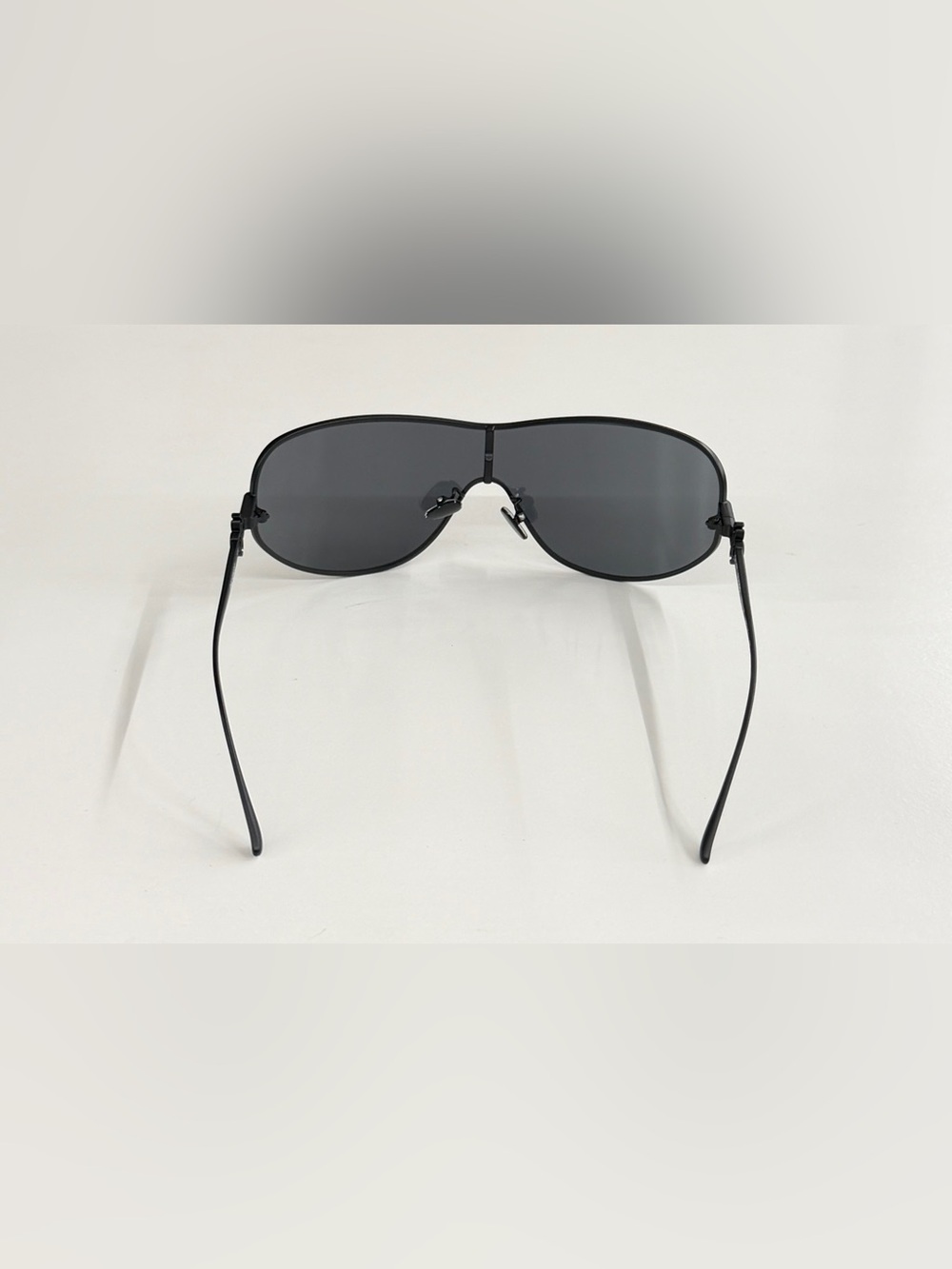 QUAY x GUIZIO Balance Sunglasses
Matte Black Metal Frame Dark
Smoke Lens - Picture 14 of 14